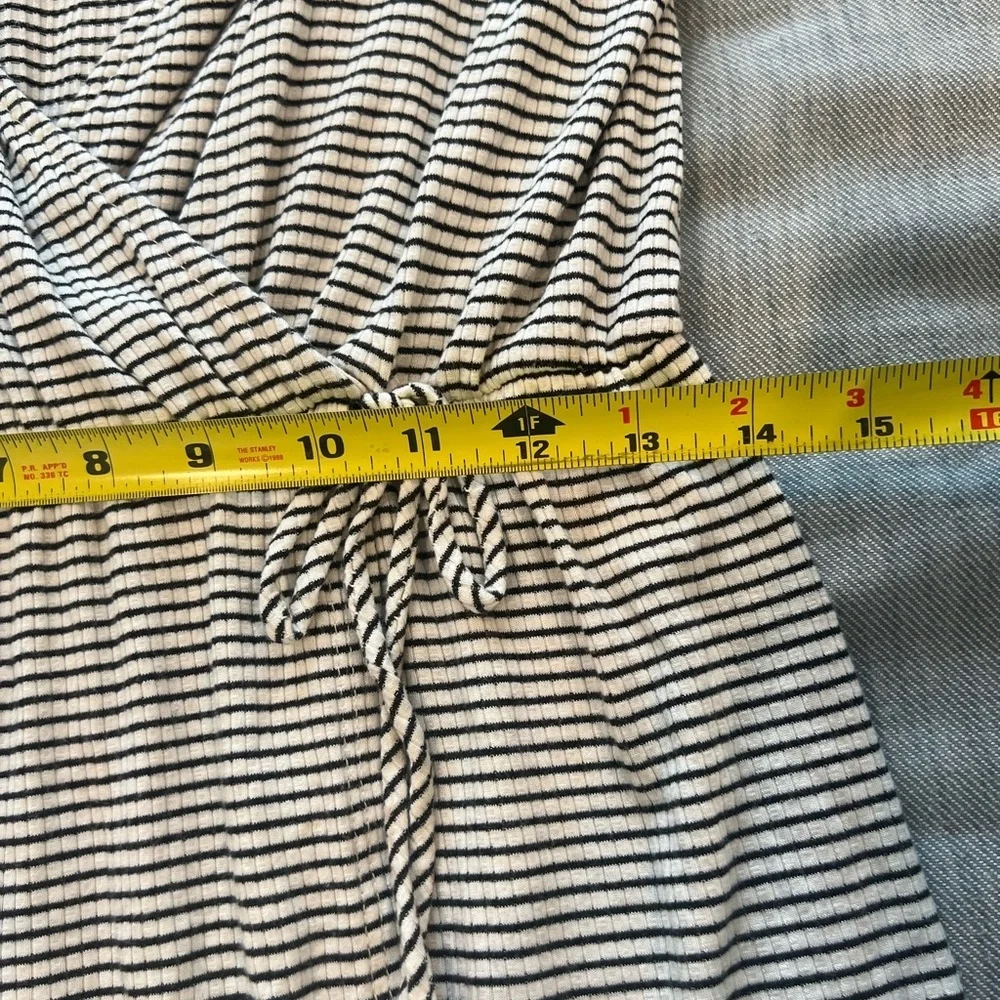 Chic Striped Black and White Midi Wrap Dress BKE RED Size Large Knit